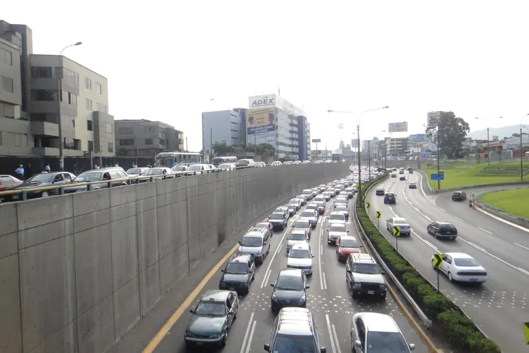 Tráfico en la avenida Javier Prado a su paso por San Borja, en Lima