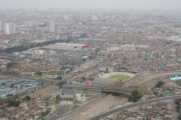Vista aérea de la Vía Expresa Línea Amarilla y el puente Ejército junto al río Rímac, en Lima