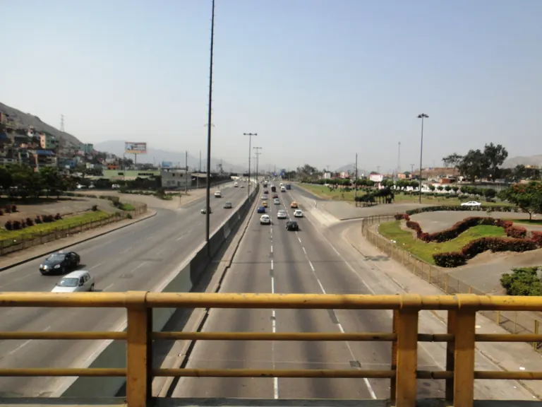 Vía de Evitamiento de Lima vista desde un puente peatonal