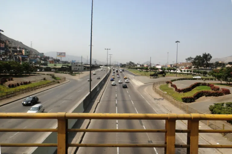 Vía de Evitamiento de Lima vista desde un puente peatonal